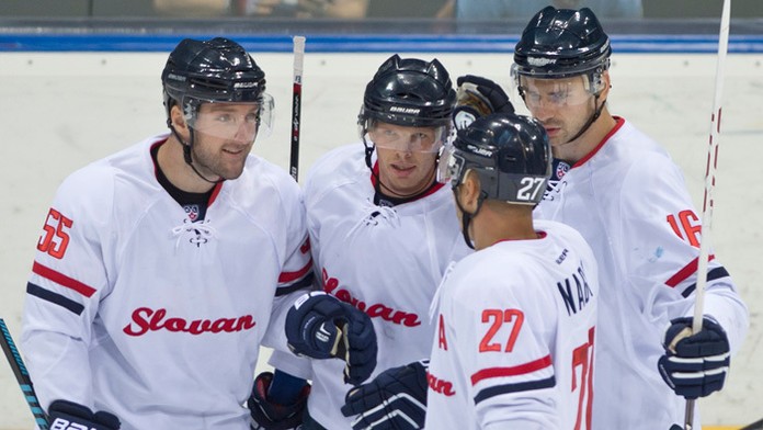 Gólová radosť Slovanistov, zľava Cam Barker, strelec gólu Václav Nedorost, Ladislav Nagy a Juraj Valach.