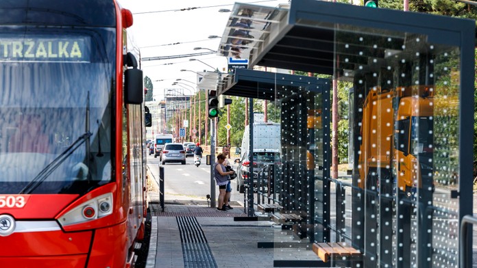 Električka zastavuje na zastávke v Bratislave.