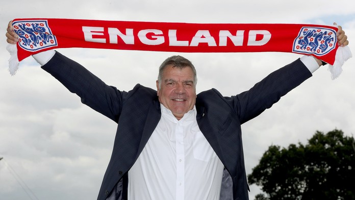 Kouč Sam Allardyce pózuje so šálom Anglicka.