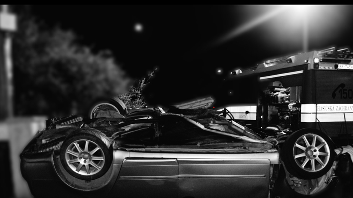 Zábery na zničené auto po tragickej nehode v Brezne.