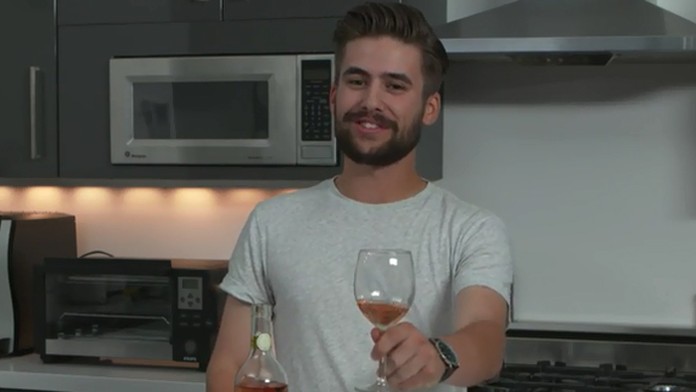 Návod na to, ako si otvoriť fľašu vína bez vývrtky.