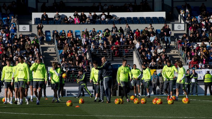 Na snímke v strede nový tréner Realu Madrid Zinedine Zidane