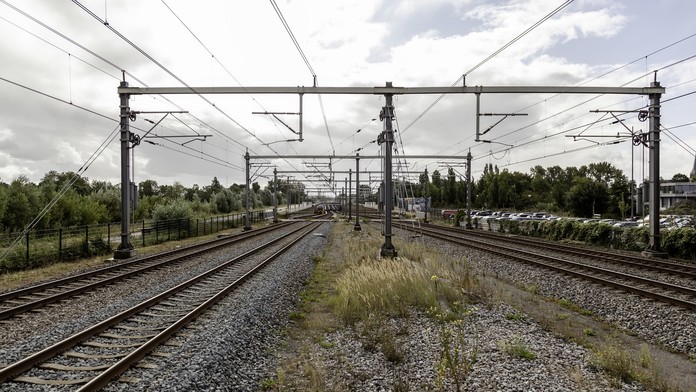 Nočná mora matky. Keď s kočíkom vystupovala z vlaku, dvere sa privreli a stroj ju vliekol ju desiatky metrov