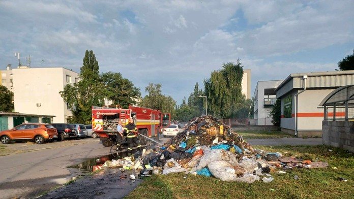 V aute začal horieť odpad, všetko museli vysypať na ulicu. Smetiari majú pre ľudí vážny odkaz