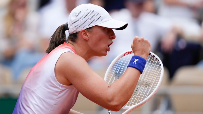 Poľská tenistka Iga Swiateková zatína päsť počas zápasu proti Markéte Vondroušovej.