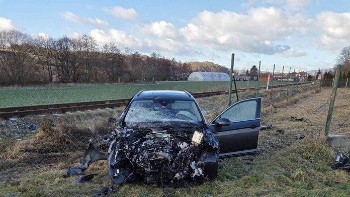 Zrážka na železničnom priecestí. Osobné auto vošlo do cesty vlaku