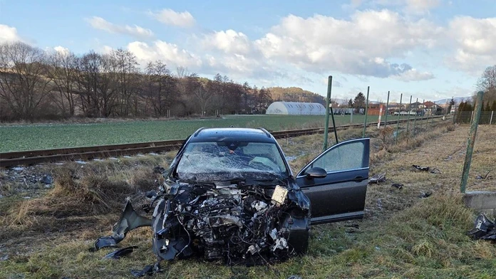 Zrážka na železničnom priecestí. Osobné auto vošlo do cesty vlaku