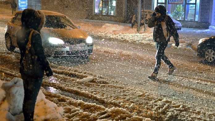 Slovensko má za sebou noc plnú výstrah. Potrápil nás sneh, záveje, poľadovica aj vietor