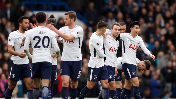 Hráči Tottenhamu oslavujú gól na pôde Chelsea.