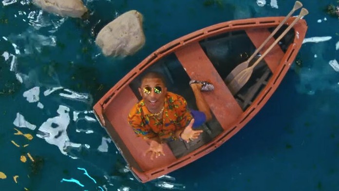 Pharell Williams vo videoklipe ku skladbe Feels