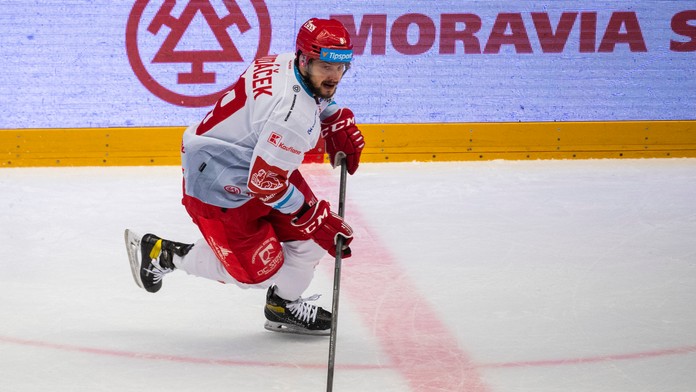 Na snímke slovenský hokejista Libor Hudáček v drese Třinca.