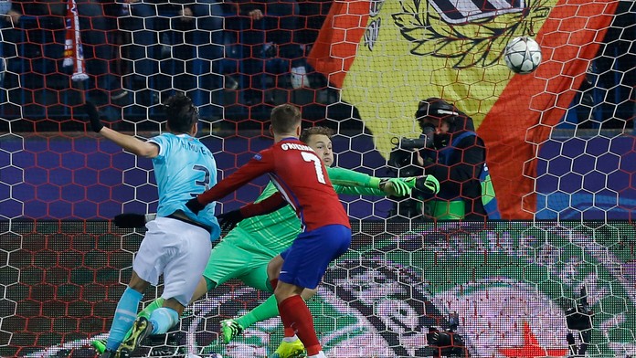 Brankár PSV Eindhoven Jeroen Zoet (prvý sprava) vyráža strelu hráča Atlética Antoine Griezmanna v odvete LM.