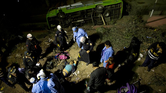 V Lime havaroval turistický autobus.