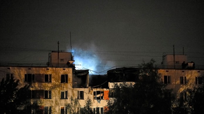 Pohľad na 9-poschodovú obytnú budovu po požiari, kde sa najvyššie poschodie zrútilo po ukrajinskom dronovom útoku juhozápadne od Moskvy.