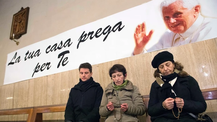 Stav emeritného pápeža Benedikta sa zlepšil, vo štvrtok sa zúčastnil na omši