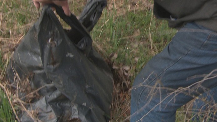 Vrecia s biologickým obsahom vyhodil niekto v Moravskom Svätom Jáne rovno pri ceste.