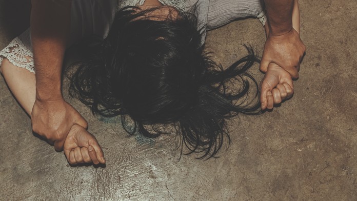 Ohavný čin na Sicílii. Hromadne znásilnili len 13-ročné dievča, jej priateľa prinútili pozerať sa