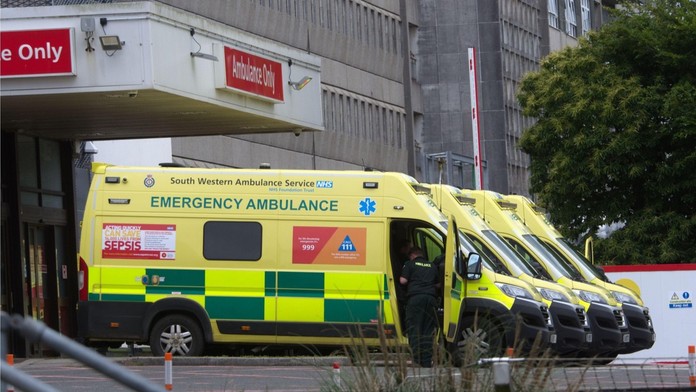 Sanitky pred Kráľovskou Cornwallskou nemocnicou v Truro