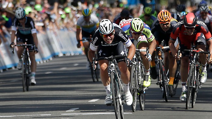 Peter Sagan za Markom Cavendishom v záverečnom špurte 1. etapy Okolo Kalifornie.