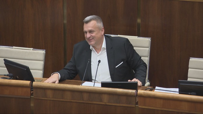 Sobášiť by mohli aj politici. SNS chce novinku pre prezidenta, ministrov aj poslancov