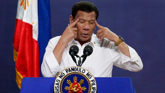 Na archívnej snímke z 27. augusta 2019 filipínsky prezident Rodrigo Duterte gestikuluje v Manile.