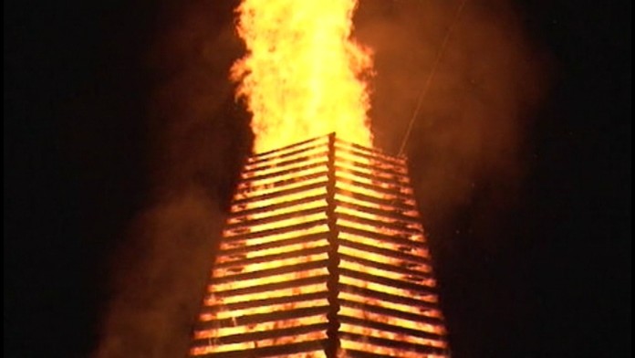 Tragédia v obci Rovné. Dvaja chlapi popíjali v noci pri vatre, ráno bol jeden z nich "na uhoľ"