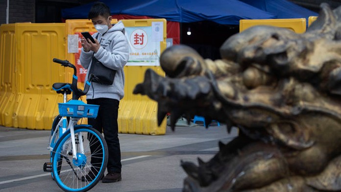 Pouliční umelci kráčajú po prázdnom Karlovom moste v Prahe.