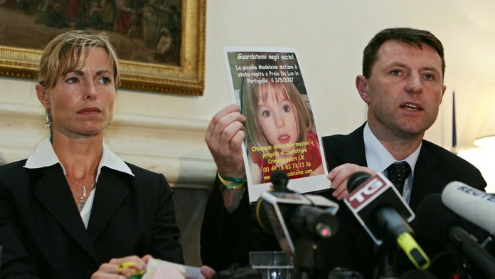 McCannovci s fotografiou zmiznutej dcéry Maddie na archívnej snímke z roku 2007.