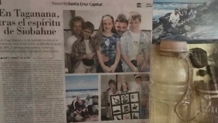 Českí hokejisti sa radujú z výhry nad Ruskom.