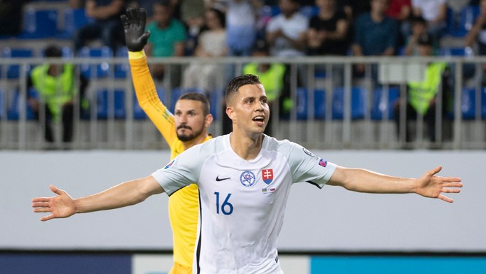 Slovenskí reprezentanti oslavujú gól v kvalifikácii ME 2020 v Azerbajdžane.