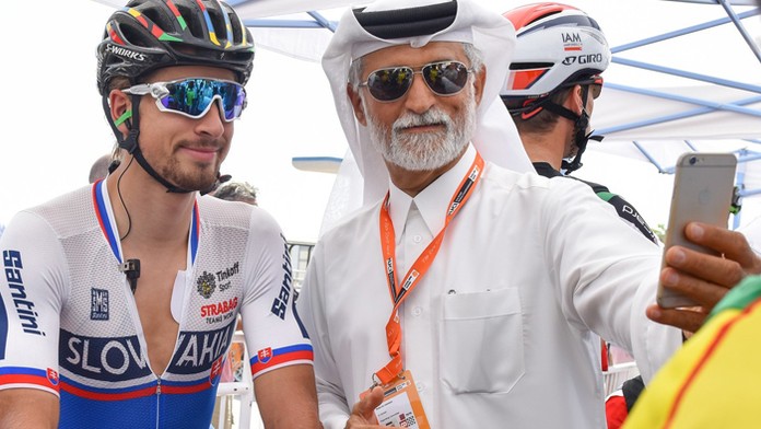 Katarčan si pred štartom pretekov s hromadným štartom kategórie elite na MS v cyklistike robí selfie s Petrom Saganom.