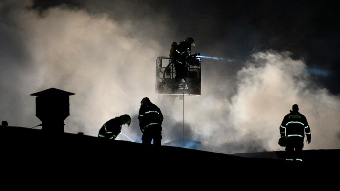 Hasiči likvidujú požiar výrobnej haly v Považskej Bystrici