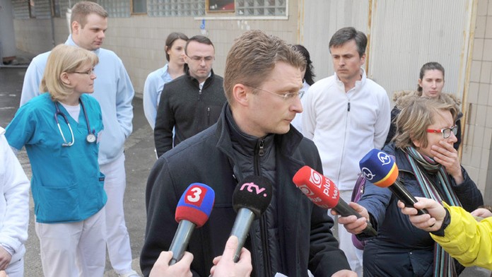  predseda Lekárskeho odborového zväzu Peter Visolajský. 