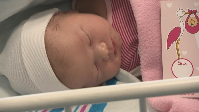 Len 30 sekúnd po polnoci porodila mamička Denisa dcérku Denisu Nelu. 