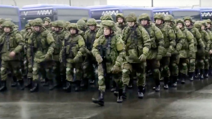 Ruskí náboroví pracovníci pochodujú pred vojenským výcvikom v Moskve.