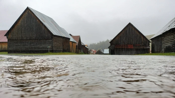 GALÉRIA: Liptovskú Tepličku zaliala voda. Od rána husto prší na viacerých miestach Slovenska