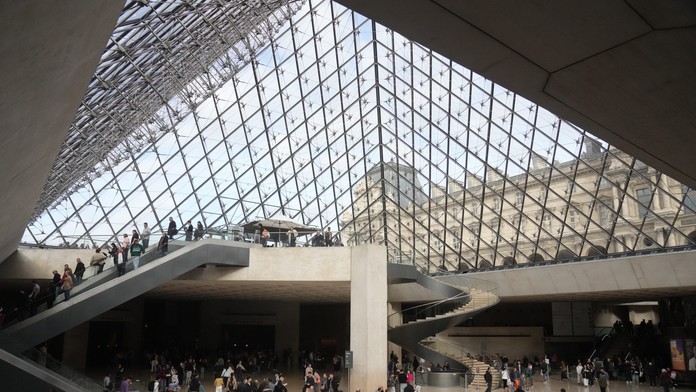 Uložili ich 26 metrov pod zemou. Časť šperkov z Louvre previezli do národnej banky