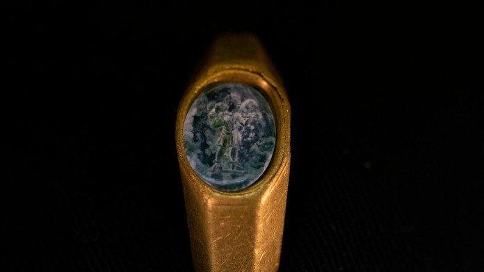 Zlatý prsteň so symbolom Ježiša z čias Rímskej ríše, ktorý vystavili izraelskí vedci v Jeruzaleme.