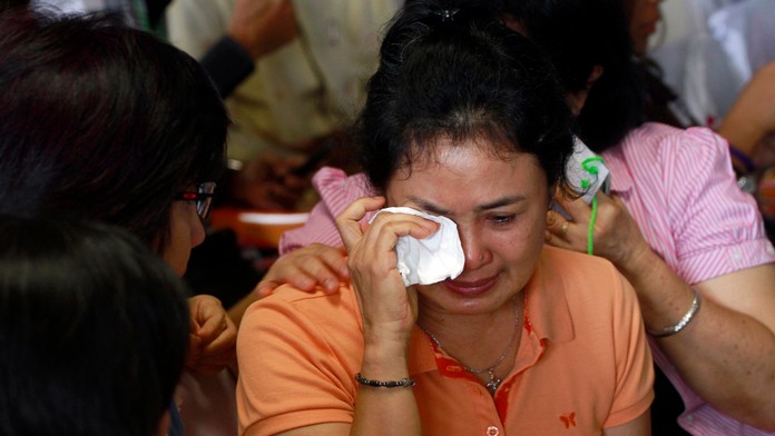 Smútok a plač príbuzných obetí spadnutého lietadla AirAsia