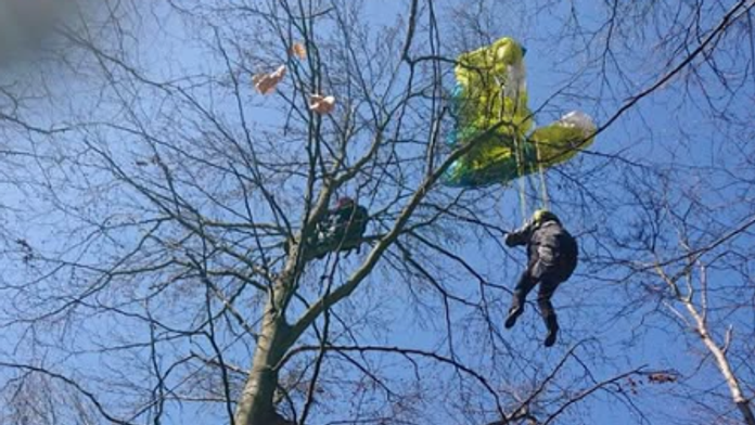 Na snímke paraglajdista, ktorý uviazol na strome v Dolnej Súči.
