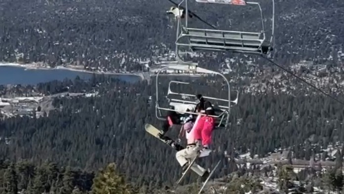 VIDEO: Žart na lanovke sa takmer skončil tragédiou. Lyžiarka zostala visieť v dvadsaťmetrovej výške