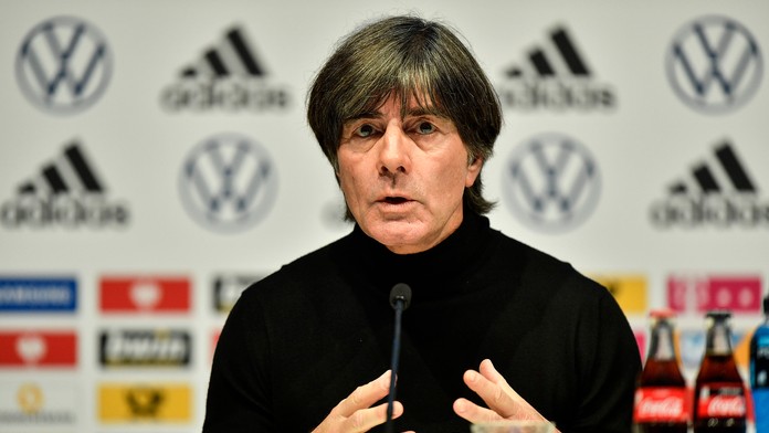 Harry Kane z Tottenhamu reaguje v dueli na pôde Brightonu.