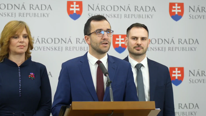 Opozícia predložila návrhy na zrušenie transakčnej dane. Koaličných poslancov vyzýva na podporu