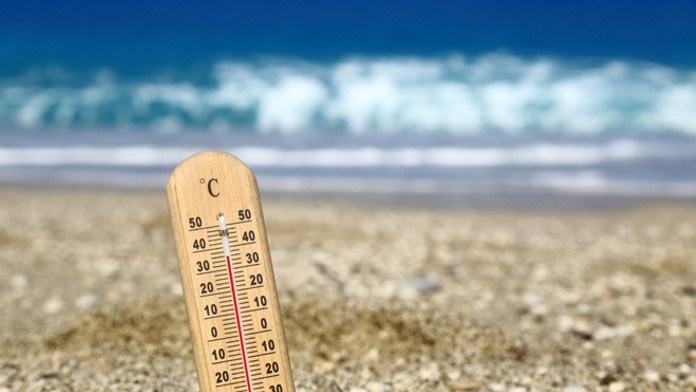 Teplomer na pláži - ilustračná snímka.