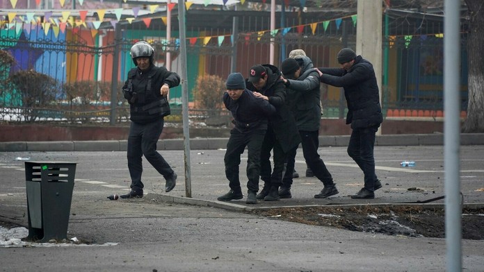 Zadržaní účastníci protestov v hlavnom meste.