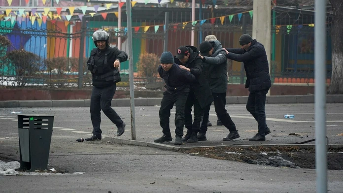 Zadržaní účastníci protestov v hlavnom meste.