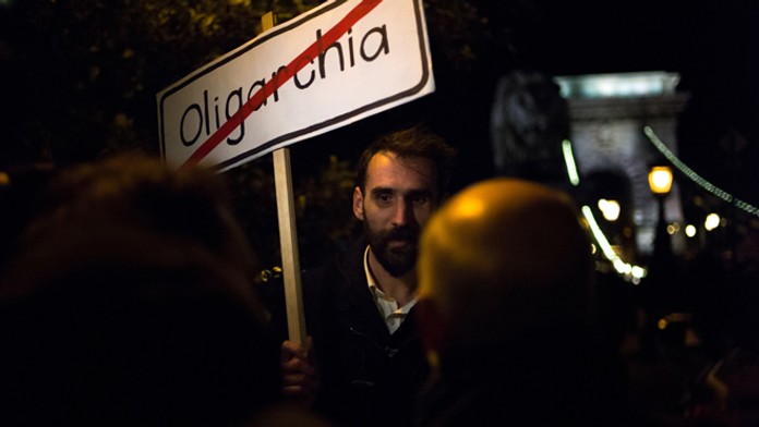 Demonštrant na zhromaždení v Budapešti.