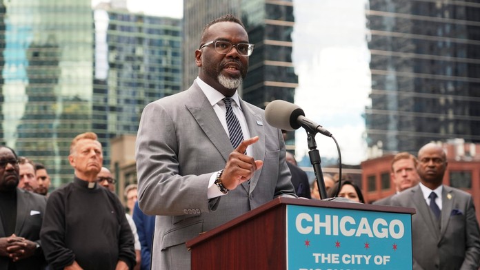 Na snímke starosta amerického Chicaga Brandon Johnson.