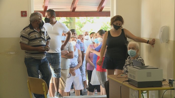 Rómovia čakajú na očkovanie.