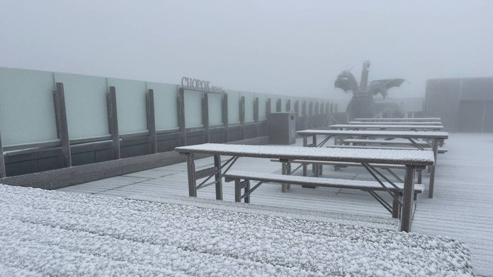 FOTO: Sneh v auguste, Tatry zasypala biela vrstva. Meteorológovia varujú, že Slovensko čaká ešte väčšia zima
